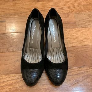 Easy spirit Black suede cap toe pumps